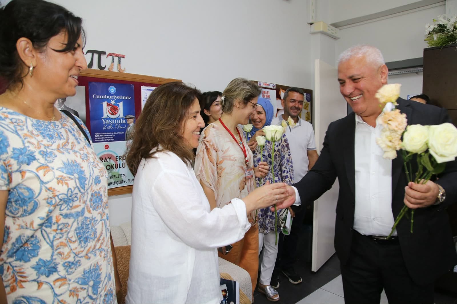 BAŞKAN ERDEM, HAYIRSEVERİ OLDUĞU SEMA-ERAY ERDEM ORTAOKULU’NDA ÖĞRENCİLERLE BULUŞTU...