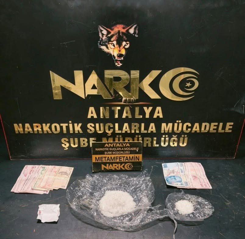 SANKİ UYUŞTURUCU FIŞKIRIYOR...