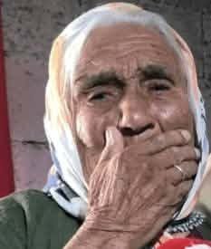 Yaşayabilmek için 87 yaşında pazarda çalışıyor. Sen ağlama Hürü teyze seni bu hale düşürenler utansın...