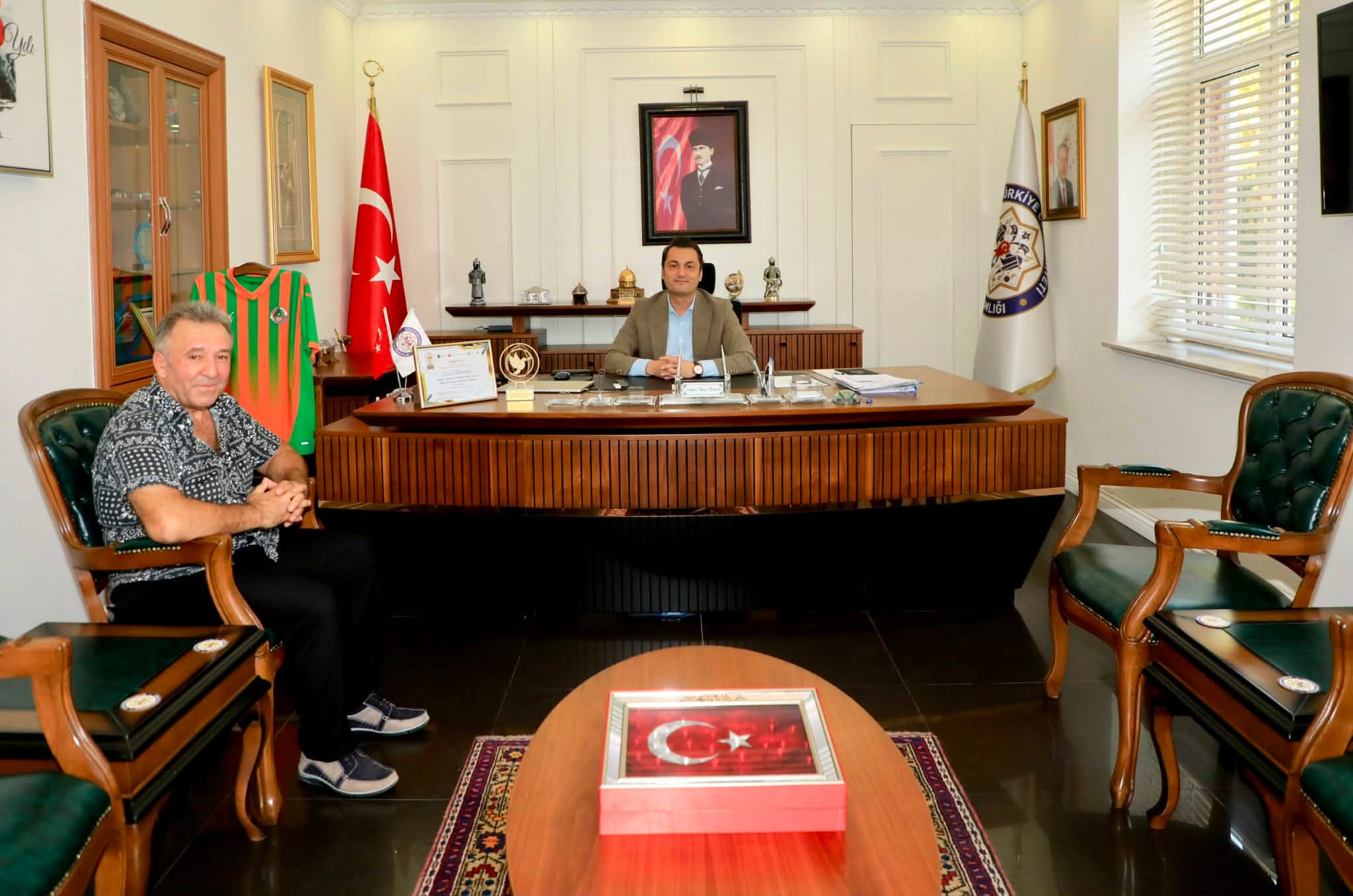 ALANYA KAYMAKAMI ÖDÜLLÜ GAZETECİ AKDAĞ'I MAKAMINDA KABUL ETTİ...