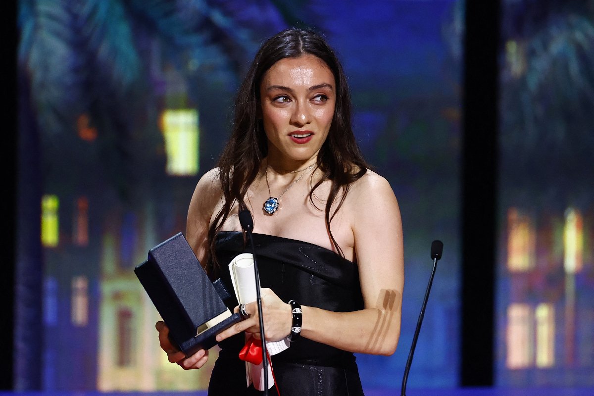 Merve Dizdar, Cannes Film Festivali’nde en iyi kadın oyuncu ödülünü aldı...