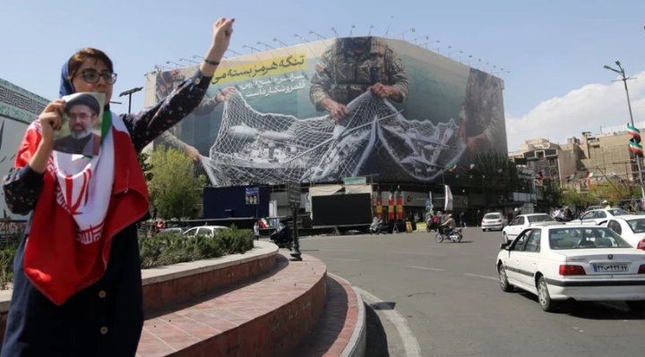 Trump ağzını bozdu, İran afişle yanıt verdi...