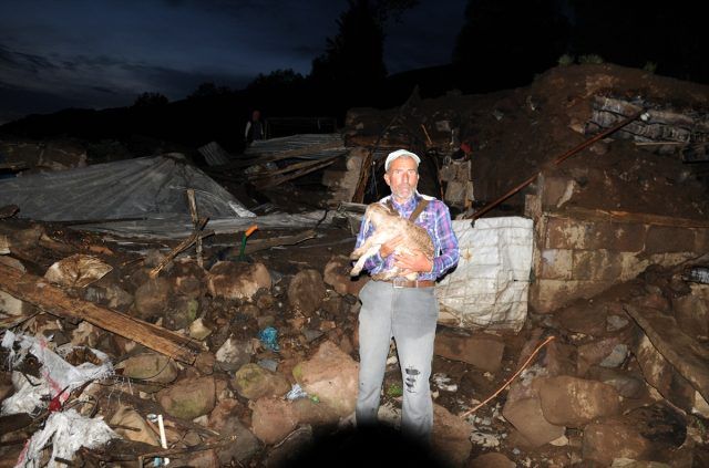 BİNGÖL DEPREMİ 4 bingol depremi sonrasi cekilen bu fotograf yurekleri sizlatti 8ba36