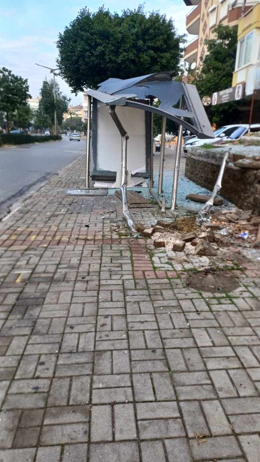 Alanya'da otomobil otobüs durağına daldı...