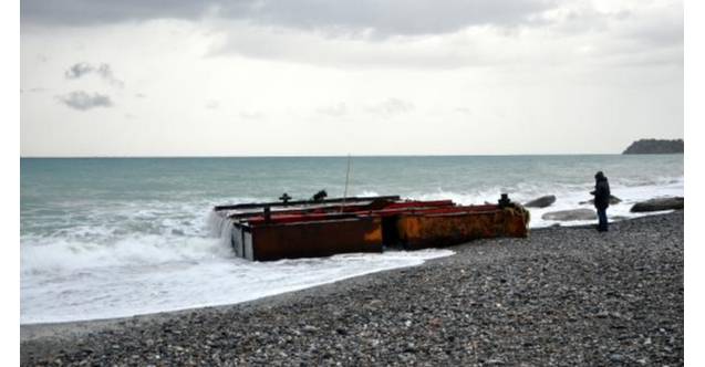 PLATORM 1 yer gazipasa dev dalgalar tonlarca agirliktaki platformu sahile vurdurdu 4efef 676c5