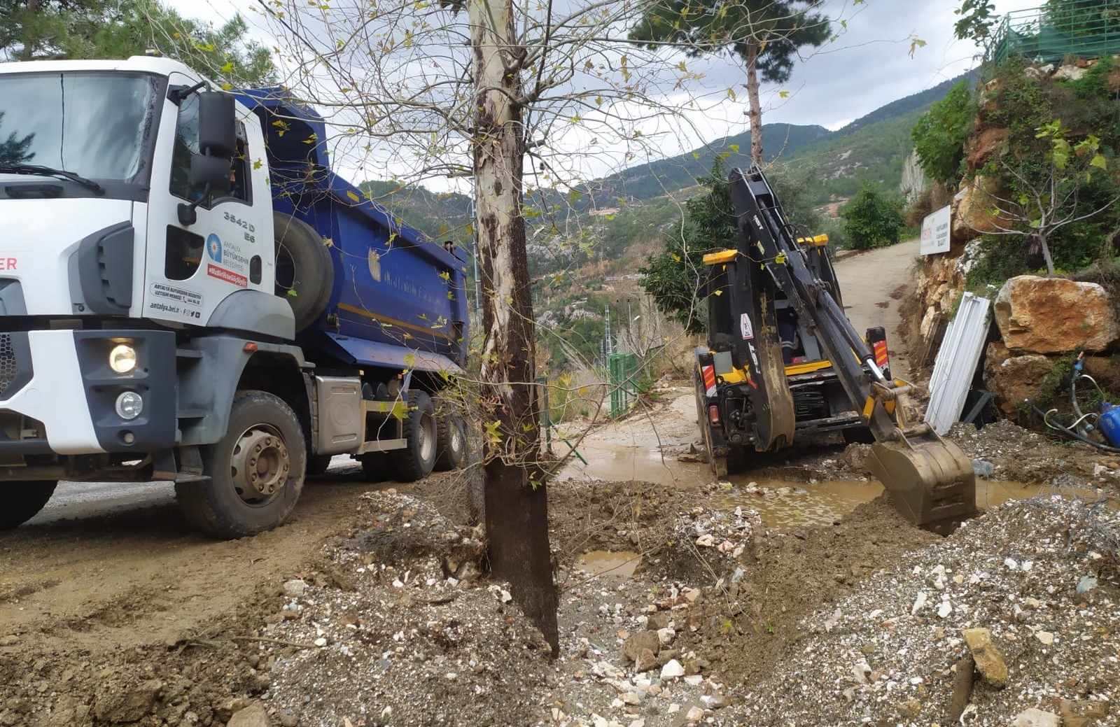 Alanya’da kapanan yollara anında müdahale...