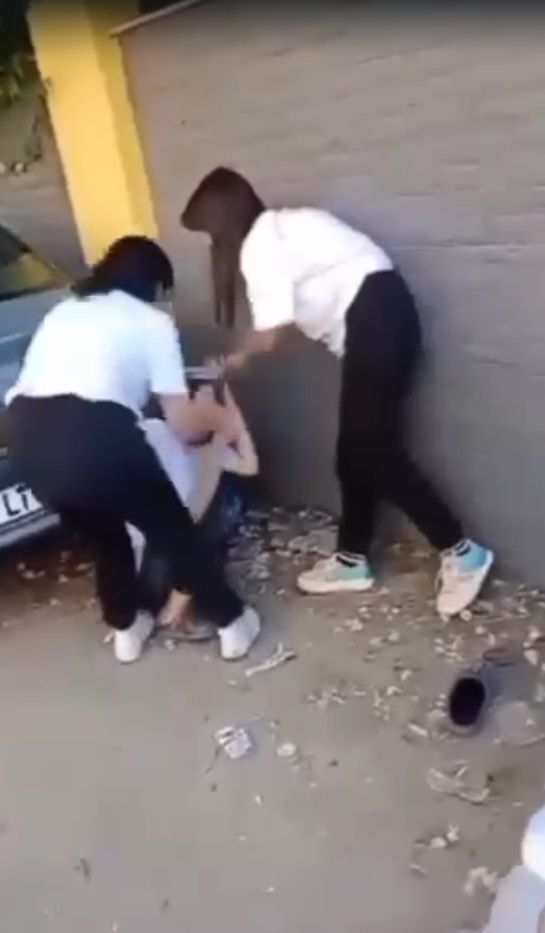 Bir kız kavgası daha: Arkadaşlarını tekme ve yumruklarla dövdüler...