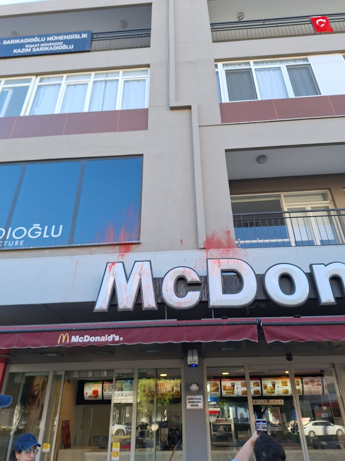 Alanya’da Starbacks ve McDonald’s şubelerine  boyalı saldırı...