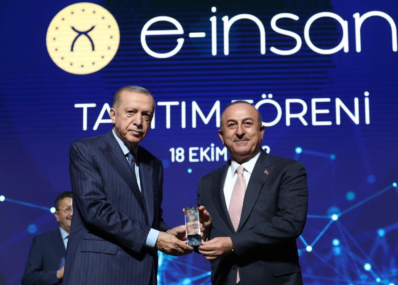 Cumhurbaşkanı Erdoğan'dan Bakan Çavuşoğlu'na ödül...