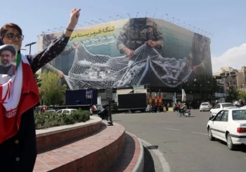 Trump ağzını bozdu, İran afişle yanıt verdi...