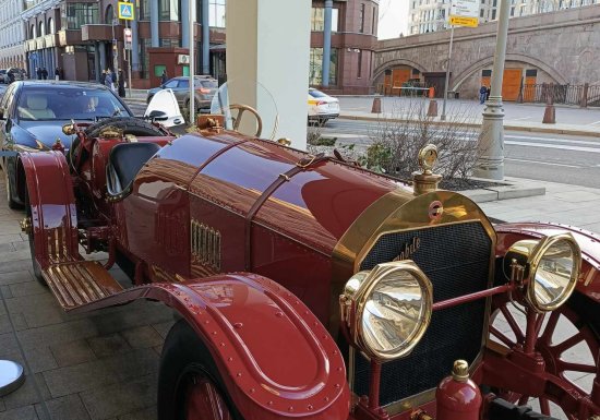 Какие предметы антиквариата наиболее востребованы на аукционах и почему выяснила турецкая газета ALANYA GUNESU на аукционее WELLOT в Москве. 