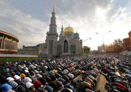 Официальные власти России и Москвы идут на встречу мусульманам...